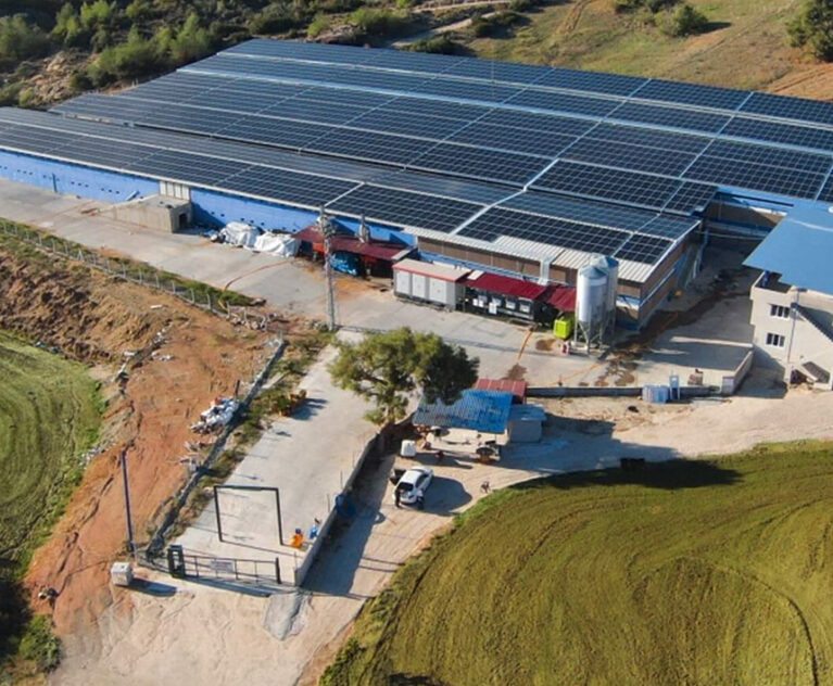 Sürdürülebilirlik, Acve Tarım değerler hiyerarşisinin en tepesinde yer alır. Bizim için üretim yapmak, sadece ekonomik bir faaliyet değil; çevreye duyarlı ve gelecek nesillere yaşanabilir bir dünya bırakma borcudur. Bu vizyon doğrultusunda, tarım ve hayvancılık tesislerimizi doğa ile barışık, kendi kendine yetebilen birer enerji santraline dönüştürdük.